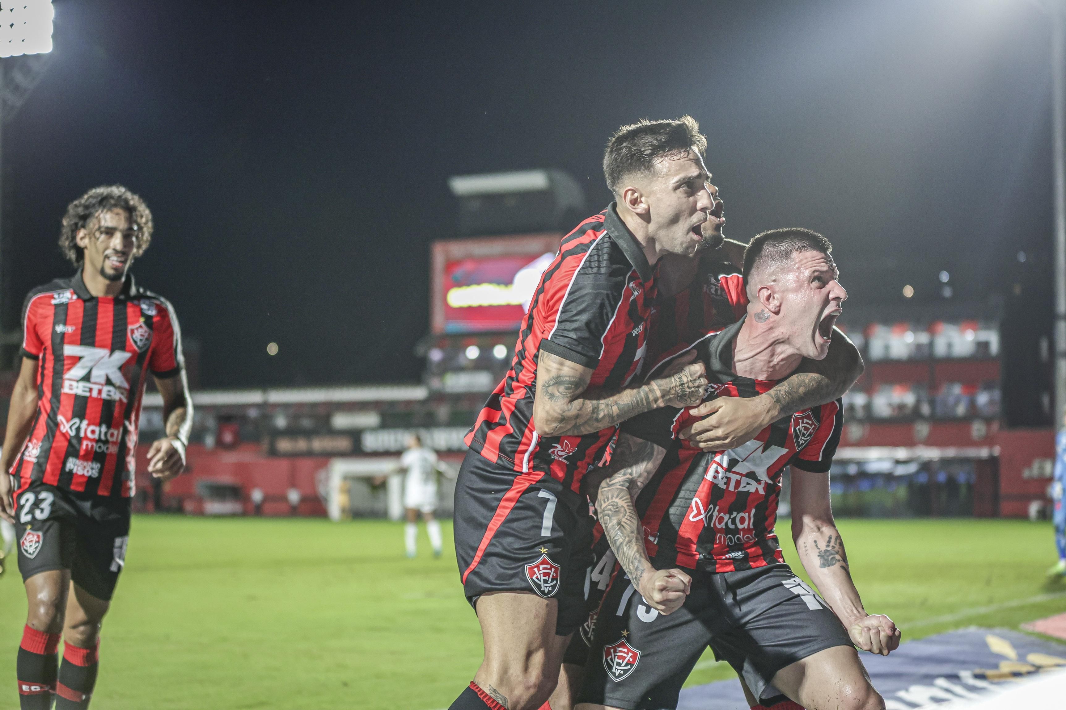 Com um a menos e 'lei do ex', Vitória vira sobre o Vasco pelo Brasileirão