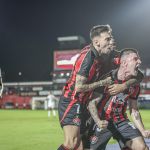Com um a menos e 'lei do ex', Vitória vira sobre o Vasco pelo Brasileirão