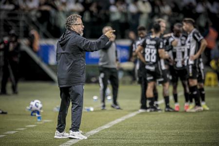 Cléber Xavier ainda não venceu no comando do Santos