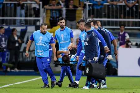 João Pedro deixando o gramado da Arena do Grêmio
