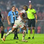 Com gol de pênalti no fim, São Paulo vira sobre Grêmio e respira no Brasileiro