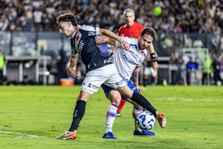 Lucas Sasha, volante do Fortaleza, em disputa de bola na partida contra o Vasco