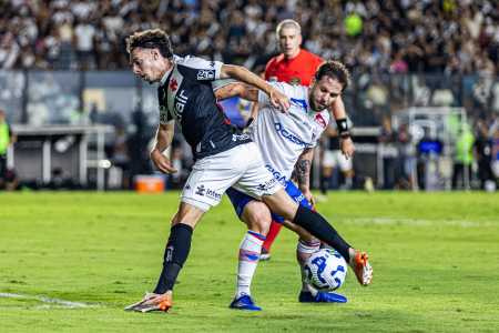 Lucas Sasha, volante do Fortaleza, em disputa de bola na partida contra o Vasco