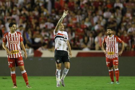 Luciano jogador do Sao Paulo comemora seu gol durante a partida entre Náutico e São Paulo