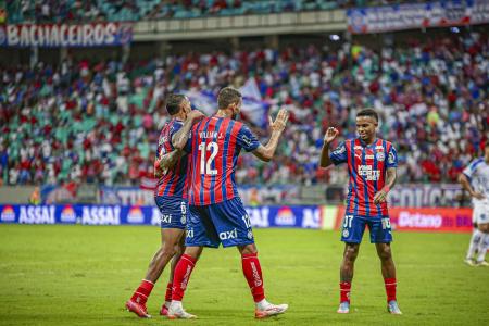 Jean Lucas e Kayky comemoram o gol do Bahia marcado por Willian José