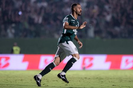 Anselmo Ramon comemorando gol pelo Goiás