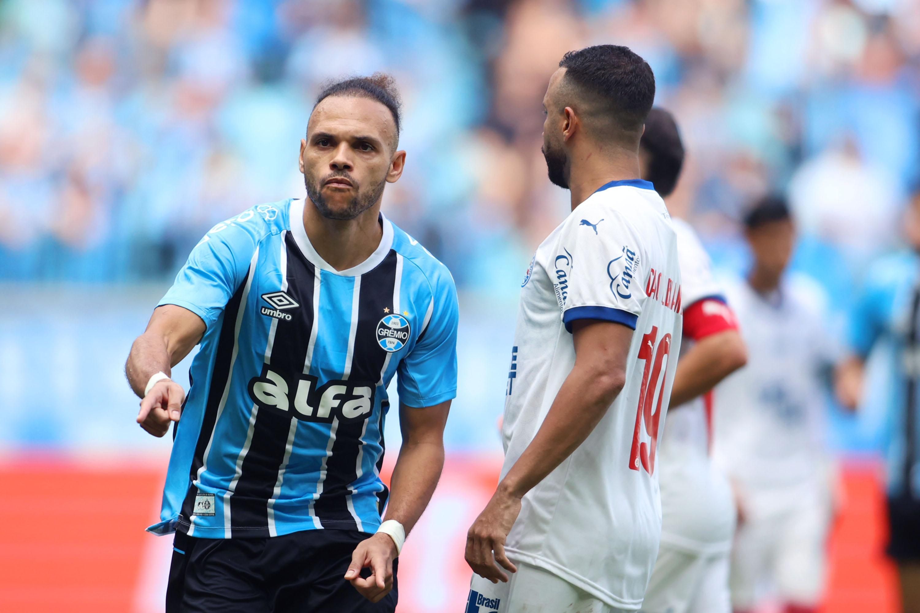 Com pênalti polêmico, Grêmio vence Bahia e 'respira' no Brasileirão