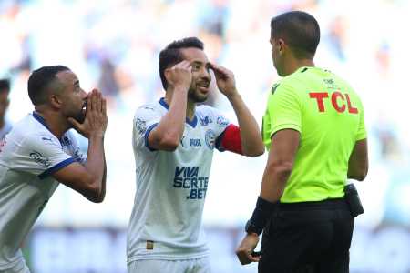 Everton Ribeiro, capitão do Bahia, reclama com árbitro da partida