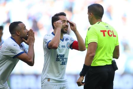 Everton Ribeiro, capitão do Bahia, reclama com árbitro da partida