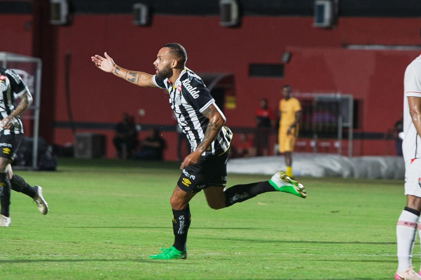 Neymar sai do banco e ajuda o Santos a vencer o Vitória pelo Brasileirão