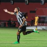 Neymar sai do banco e ajuda o Santos a vencer o Vitória pelo Brasileirão