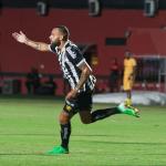 Neymar sai do banco e ajuda o Santos a vencer o Vitória pelo Brasileirão
