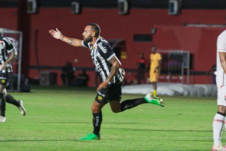 Guilherme comemora gol do Santos sobre o Vitória, no Barradão
