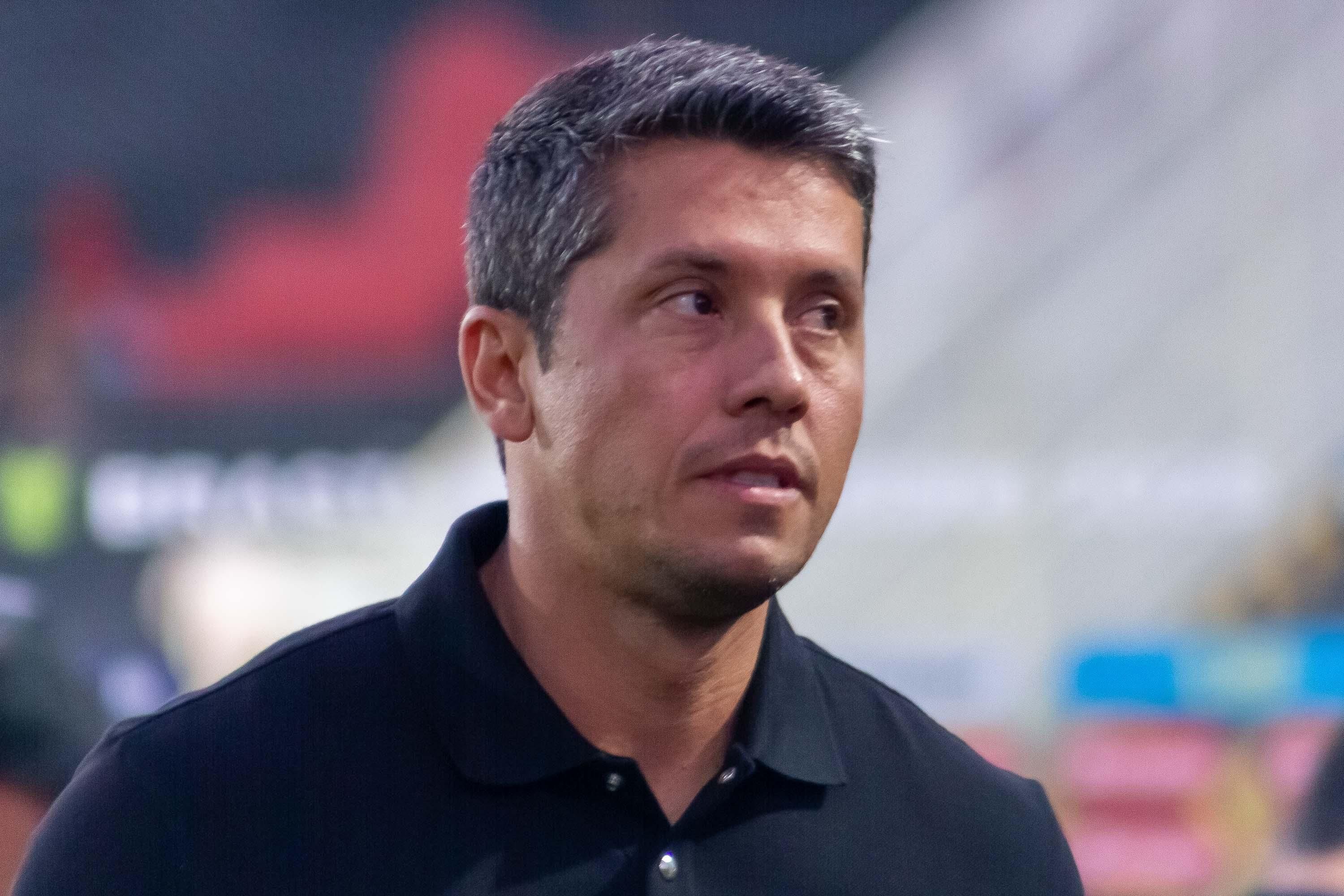 Carpini confirma saída de goleiro do Vitória e explica rescisão com volante