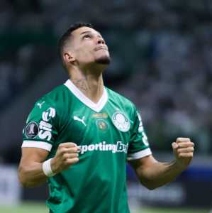Paulinho comemorando gol pelo Palmeiras