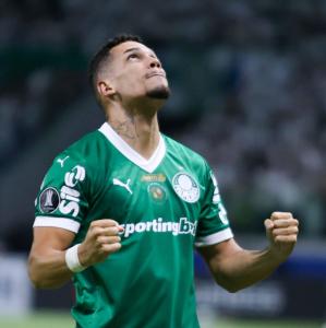 Paulinho comemorando gol pelo Palmeiras