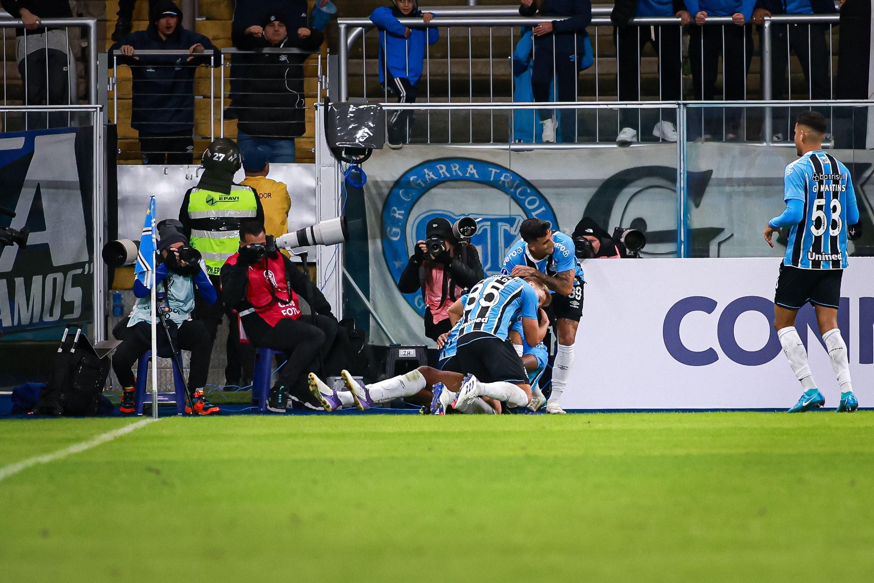 Jovem da base decide, Grêmio bate Luqueño-PAR, mas disputará playoffs da Sul-Americana