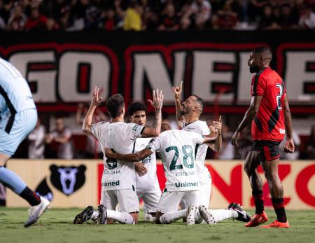 Jogadores do Goiás comemoram gol sobre o Atlético-GO