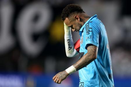 Neymar em ação pelo Santos contra o Botafogo