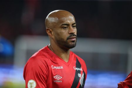 Thiago Heleno em ação pelo Athletico