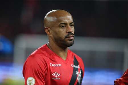 Thiago Heleno em ação pelo Athletico