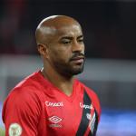 Thiago Heleno rescinde com Athletico e fica livre para fechar com novo clube