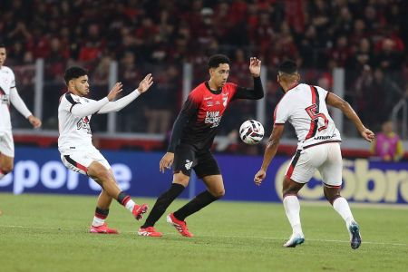 Volante sofreu o amarelo muito cedo no jogo entre Athletico-PR e Atlético-GO