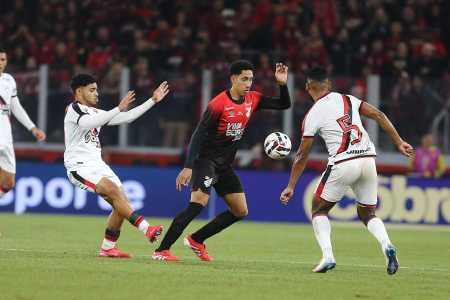 Volante sofreu o amarelo muito cedo no jogo entre Athletico-PR e Atlético-GO