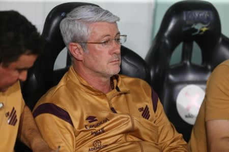 Odair Hellmann no banco de reservas da Arena da Baixada