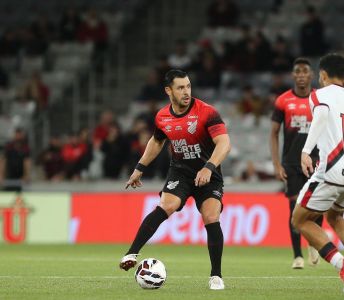 Giuliano foi titular e capitão do Athletico-PR contra o Atlético-GO