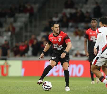 Giuliano foi titular e capitão do Athletico-PR contra o Atlético-GO