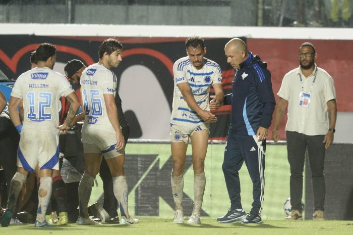 Eduardo chora ao conversar com Leonardo Jardim e jogadores do Cruzeiro sobre fratura de Jamerson, do Vitória