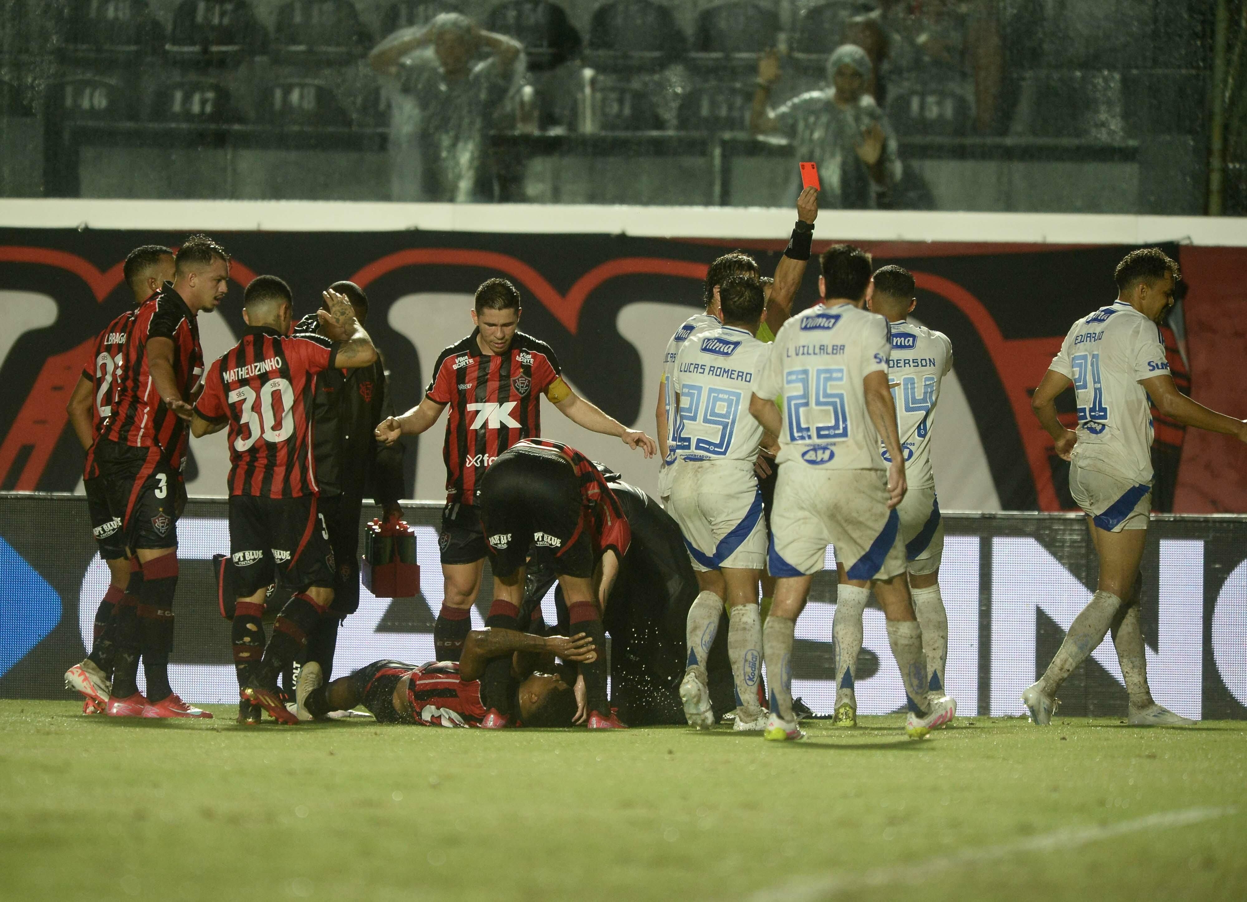 Jogador do Cruzeiro 'culpa' gramado alagado por fratura de Jamerson, do Vitória