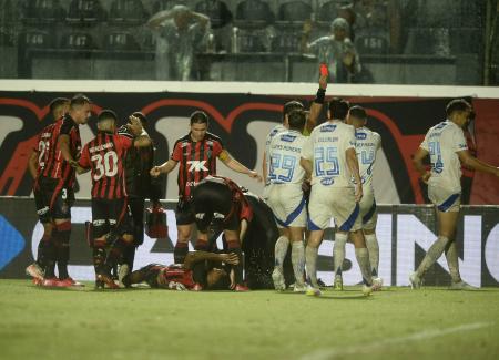 Jogadores do Vitória e do Cruzeiro entram em desespero ao perceber fratura no tornozelo direito do lateral Jamerson