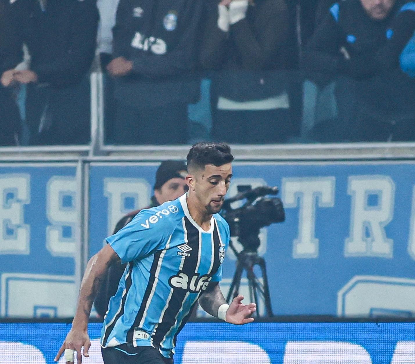 Atacante do Grêmio sente dores e deixa jogo contra o Corinthians