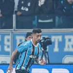 Atacante do Grêmio sente dores e deixa jogo contra o Corinthians