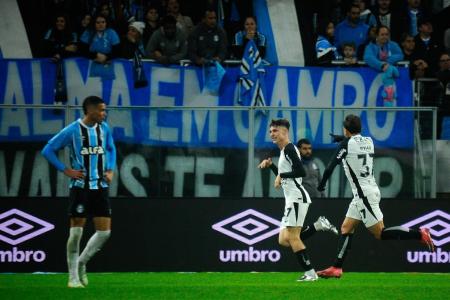Bidon (centro da imagem) comemorando o gol do Corinthians contra o Grêmio