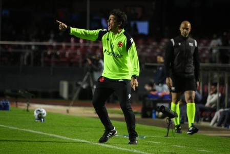 Diniz venceu o primeiro jogo fora de casa no comando do Vasco