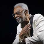 Em show no Mineirão, Gilberto Gil agita torcida do Cruzeiro com 'Aquele abraço'