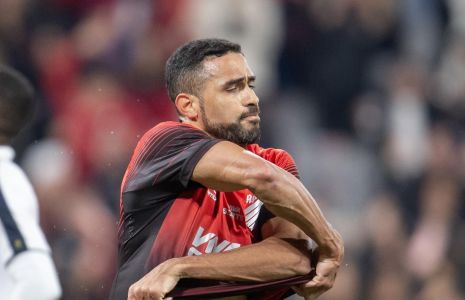 Alan Kardec marcou o gol e tirou a camisa aos 45 minutos do segundo tempo de Athletico-PR 2x1 Remo