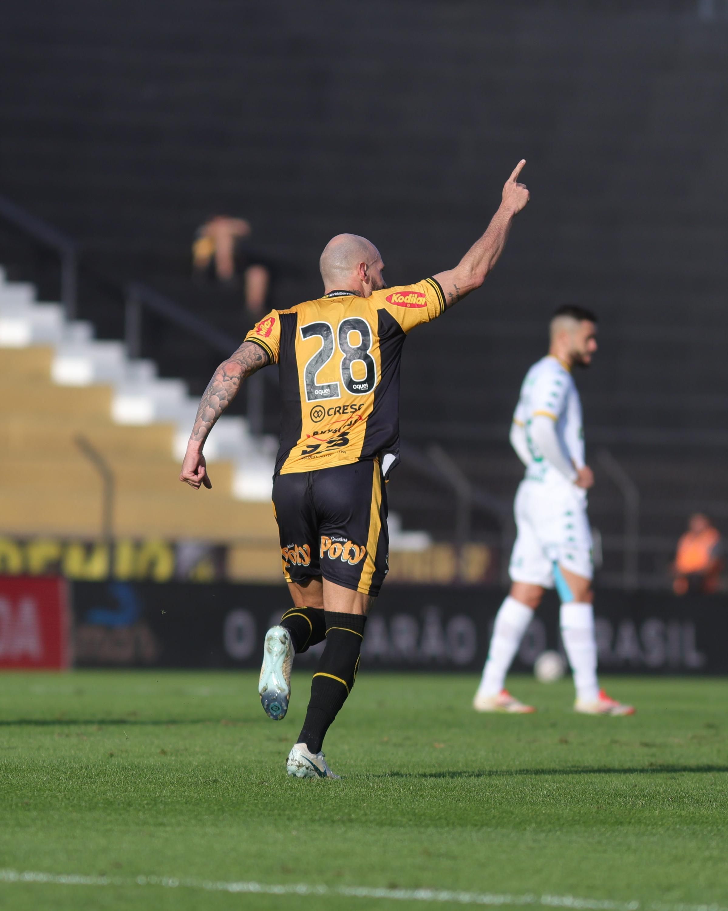 Em jogo com expulsões, Novorizontino goleia Cuiabá e cola no líder da Série B
