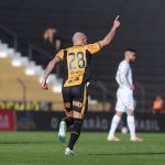 Em jogo com expulsões, Novorizontino goleia Cuiabá e cola no líder da Série B