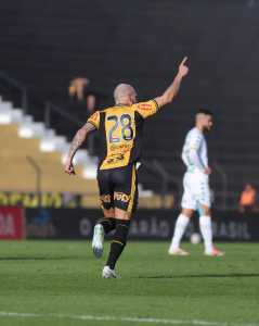 Marlon comemora gol do Novorizontino diante do Cuiabá