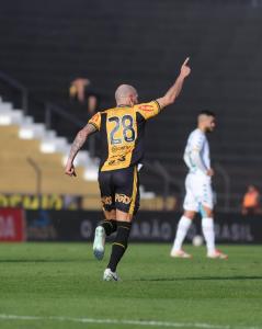Marlon comemora gol do Novorizontino diante do Cuiabá