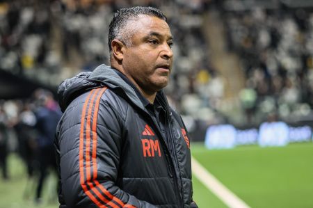 Roger Machado à beira do campo no último compromisso do Inter, contra o Atlético