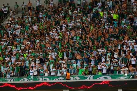 Torcida do Coritiba na Arena da Baixada, estádio do Athletico-PR