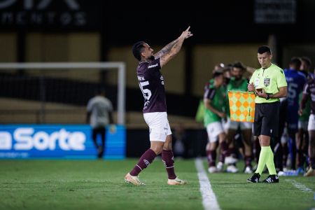 Netinho comemora gol durante partida entre Ferroviária  e CRB