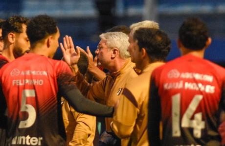 Odair Hellmann orientando o time do Athletico-PR na vitória sobre o Avaí