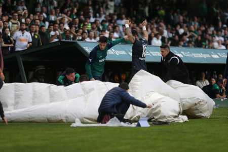 Lona tapando o buraco que Sebastián Gómez caiu durante Coritiba x Cuiabá pela Série B