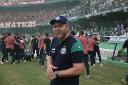 Primeiro clássico de Mozart Santos pelo Coritiba contra o Athletico PR ocorreu no estadual de 2025